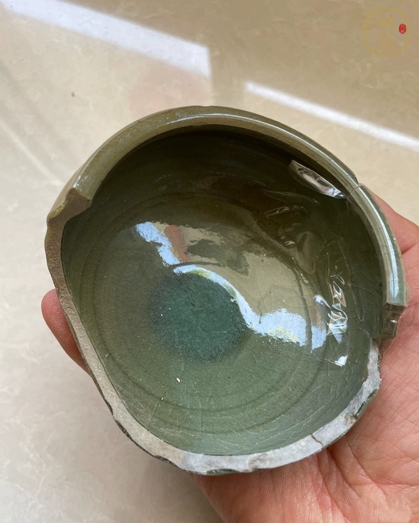 古玩陶瓷龍泉窯八卦紋三足爐殘片真品鑒賞圖