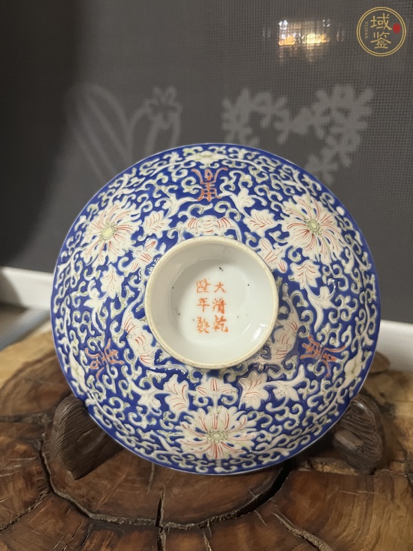 古玩陶瓷藍(lán)地粉彩花卉紋蓋碗真品鑒賞圖