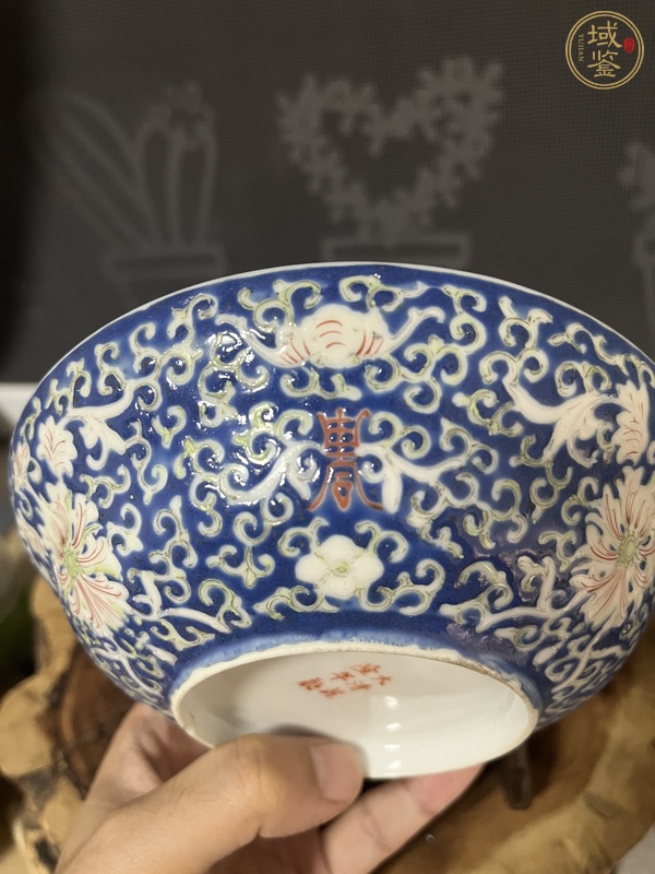 古玩陶瓷藍(lán)地粉彩花卉紋蓋碗真品鑒賞圖