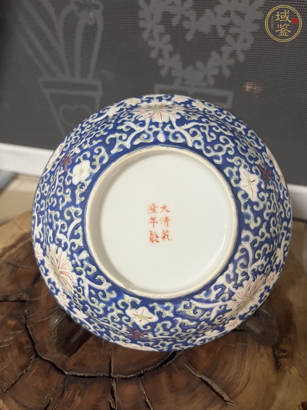 古玩陶瓷藍(lán)地粉彩花卉紋蓋碗真品鑒賞圖
