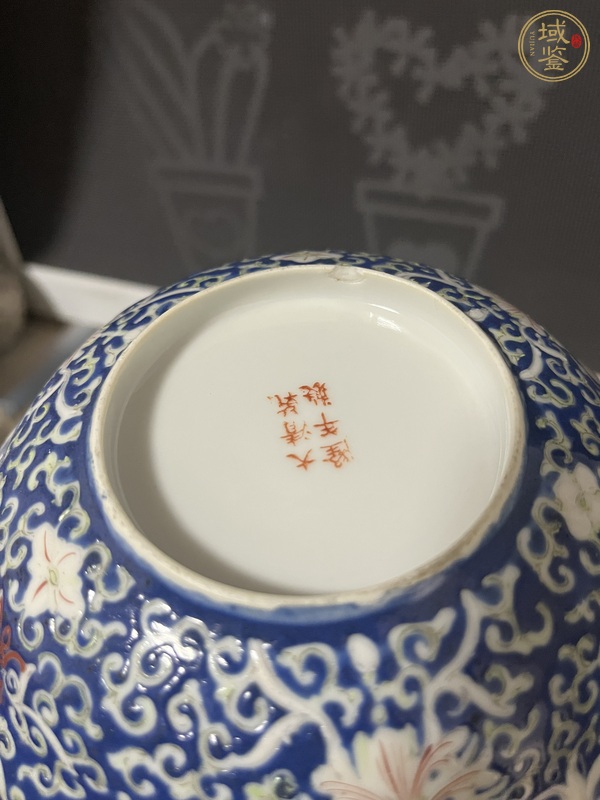 古玩陶瓷藍(lán)地粉彩花卉紋蓋碗真品鑒賞圖