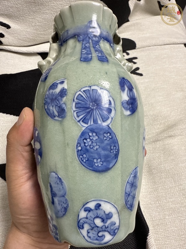 古玩陶瓷豆青釉青花皮球花紋包袱瓶真品鑒賞圖