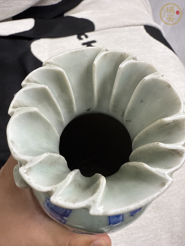 古玩陶瓷豆青釉青花皮球花紋包袱瓶真品鑒賞圖