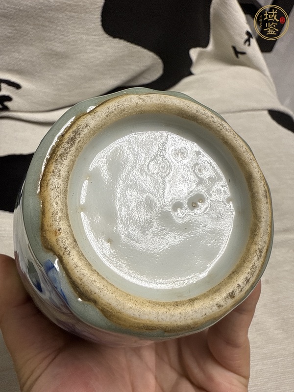 古玩陶瓷豆青釉青花皮球花紋包袱瓶真品鑒賞圖