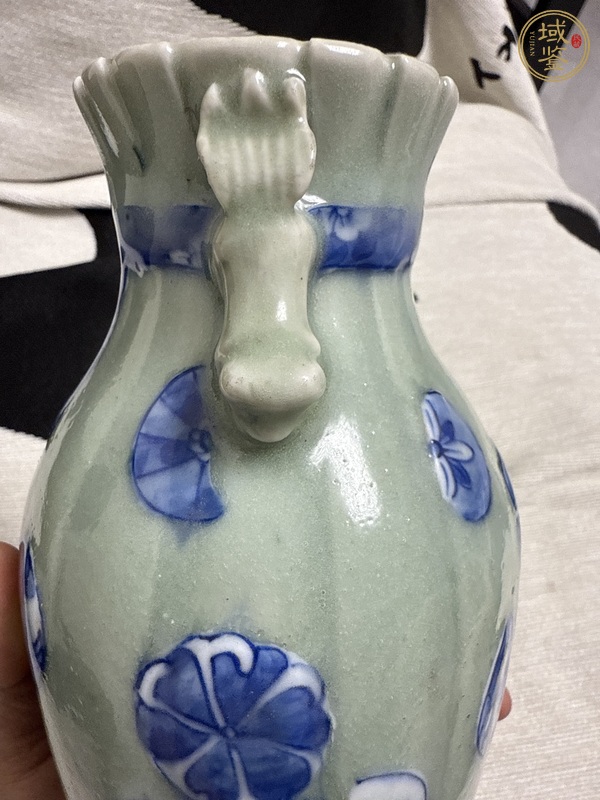 古玩陶瓷豆青釉青花皮球花紋包袱瓶真品鑒賞圖