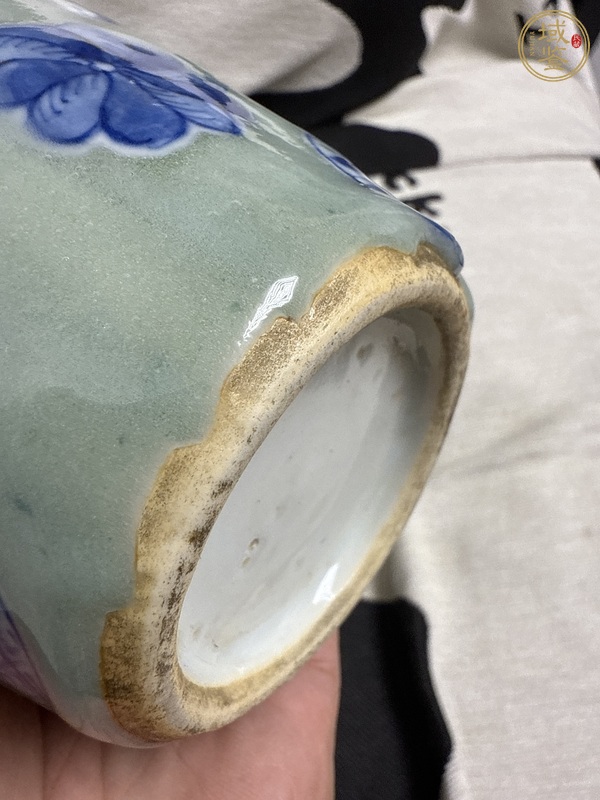 古玩陶瓷豆青釉青花皮球花紋包袱瓶真品鑒賞圖
