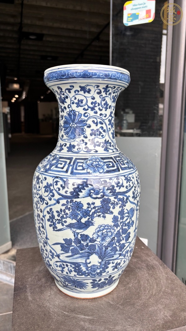 古玩陶瓷青花纏枝蓮開光花鳥紋瓶真品鑒賞圖