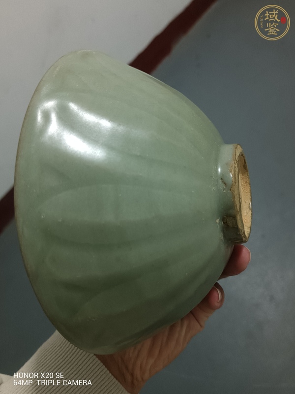 古玩陶瓷龍泉青瓷刻仰蓮紋碗真品鑒賞圖