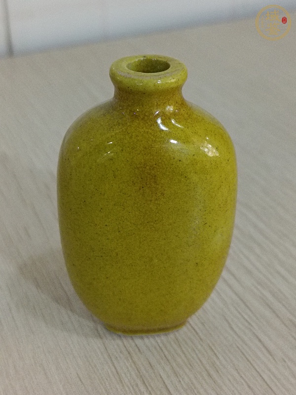 古玩黃釉鼻煙壺真品鑒賞圖