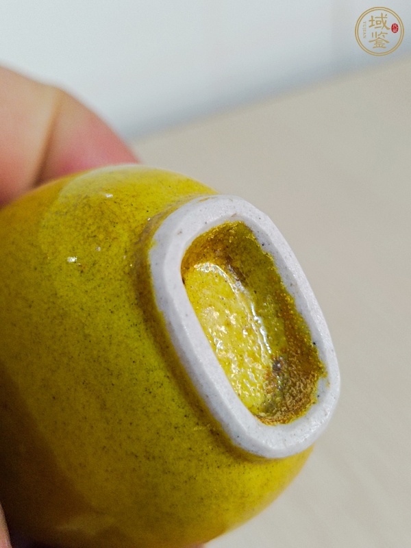 古玩陶瓷黃釉鼻煙壺真品鑒賞圖