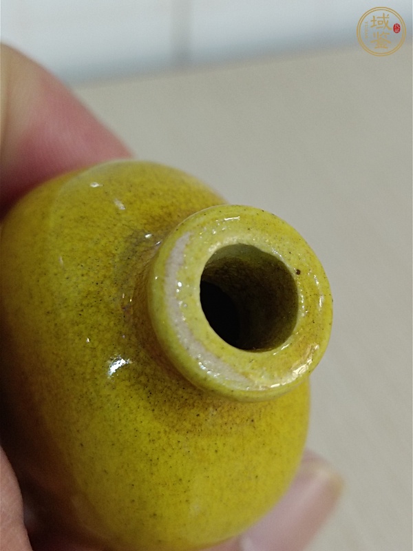 古玩陶瓷黃釉鼻煙壺真品鑒賞圖