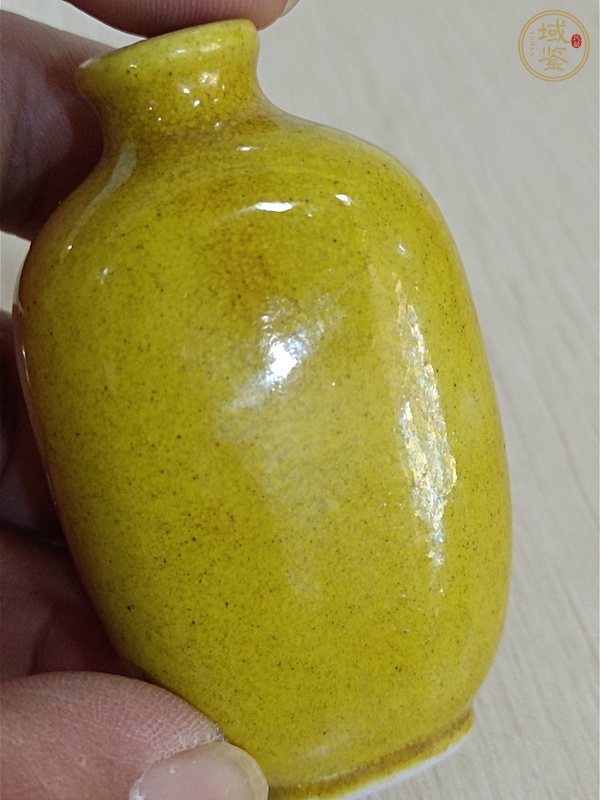 古玩陶瓷黃釉鼻煙壺真品鑒賞圖