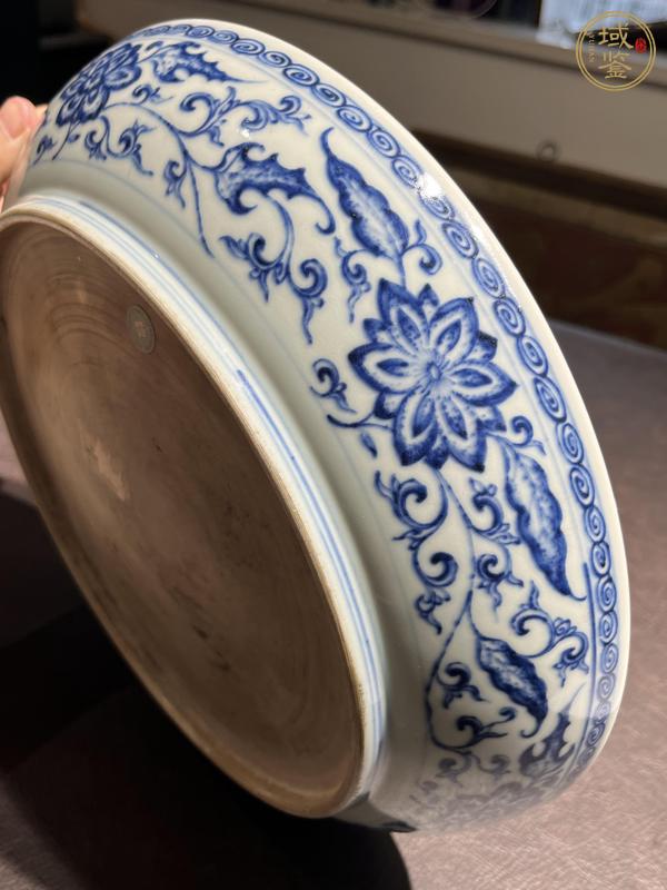 古玩陶瓷青花纏枝花卉紋臥盤真品鑒賞圖