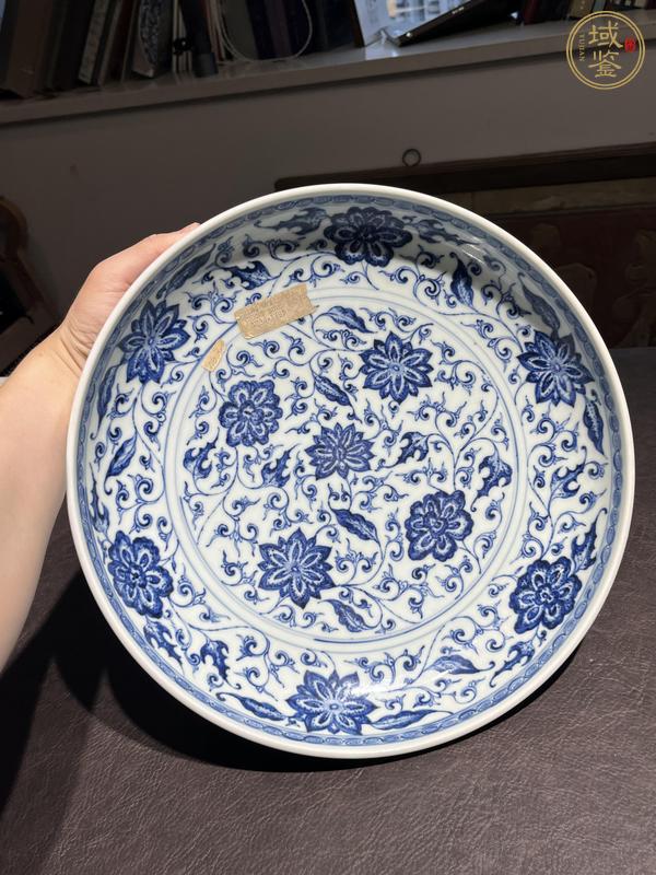 古玩陶瓷青花纏枝花卉紋臥盤真品鑒賞圖