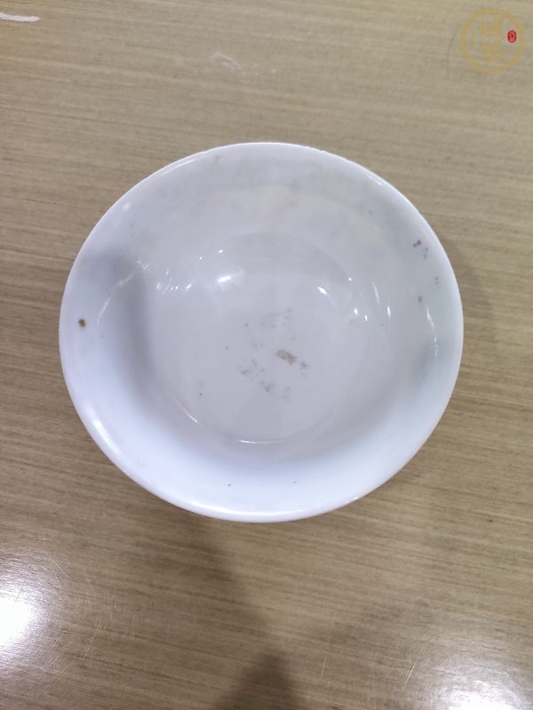 古玩陶瓷黃地粉彩獅紋茶碗真品鑒賞圖