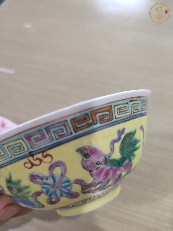 古玩陶瓷黃地粉彩獅紋茶碗真品鑒賞圖