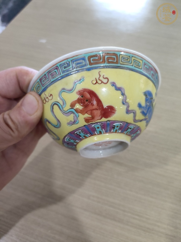古玩陶瓷黃地粉彩獅紋茶碗真品鑒賞圖