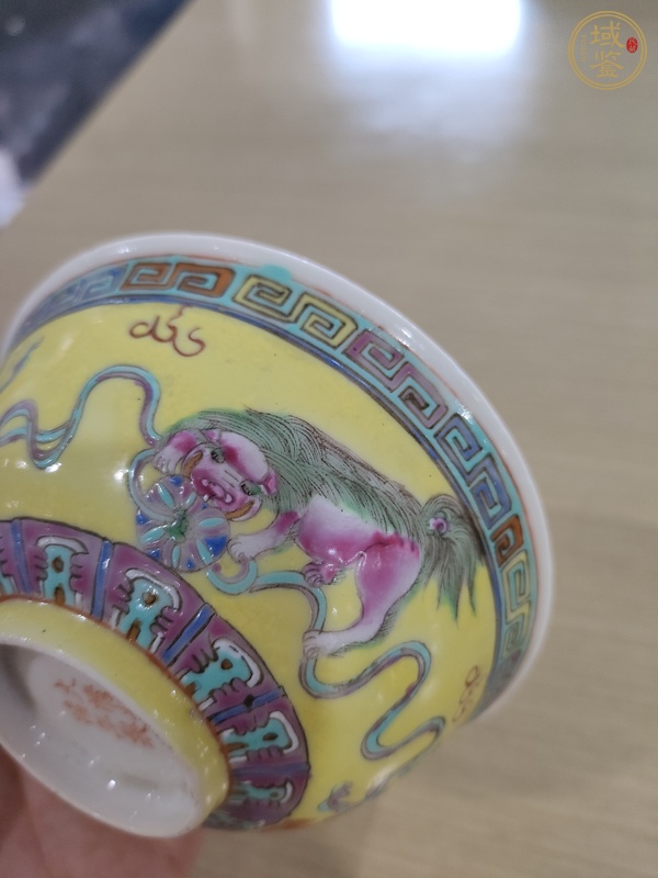 古玩陶瓷黃地粉彩獅紋茶碗真品鑒賞圖