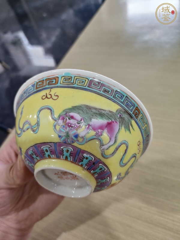 古玩陶瓷黃地粉彩獅紋茶碗真品鑒賞圖
