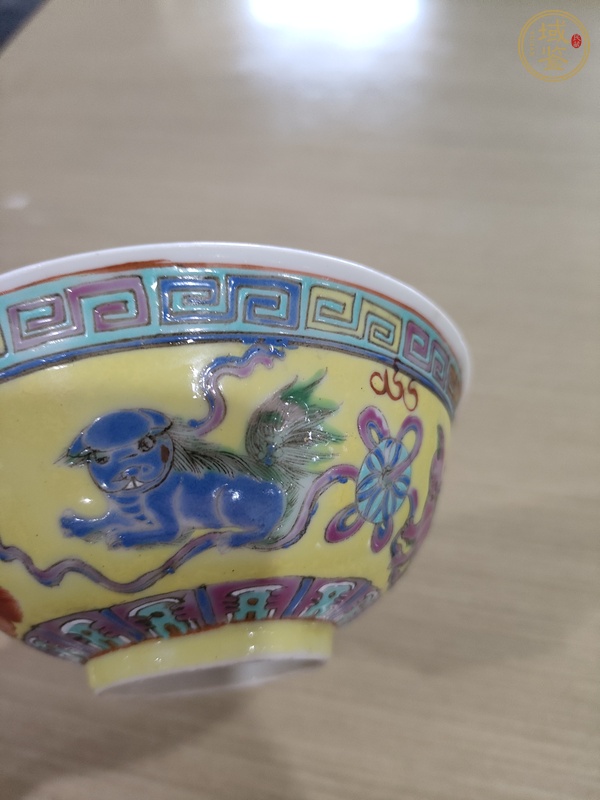 古玩陶瓷黃地粉彩獅紋茶碗真品鑒賞圖