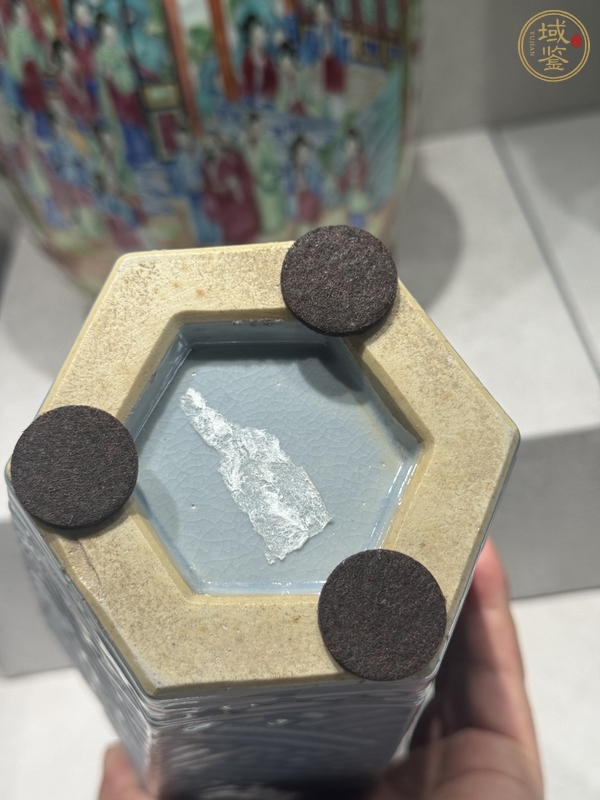 古玩陶瓷天藍(lán)釉萬字紋橄欖瓶真品鑒賞圖
