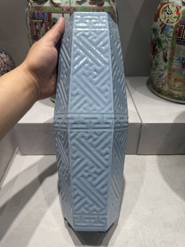 古玩天藍(lán)釉萬(wàn)字紋橄欖瓶真品鑒賞圖