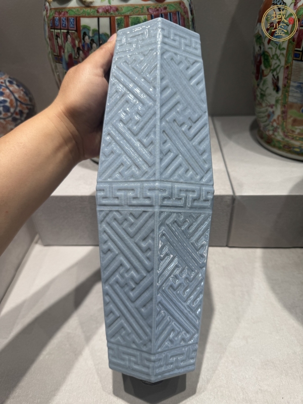 古玩陶瓷天藍(lán)釉萬字紋橄欖瓶真品鑒賞圖