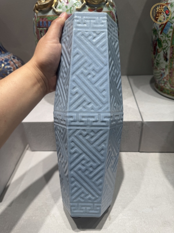 古玩陶瓷天藍(lán)釉萬字紋橄欖瓶真品鑒賞圖