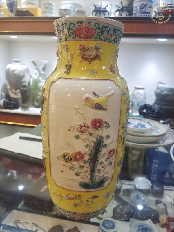 古玩陶瓷清晚期粉彩堆塑花鳥(niǎo)紋瓶真品鑒賞圖