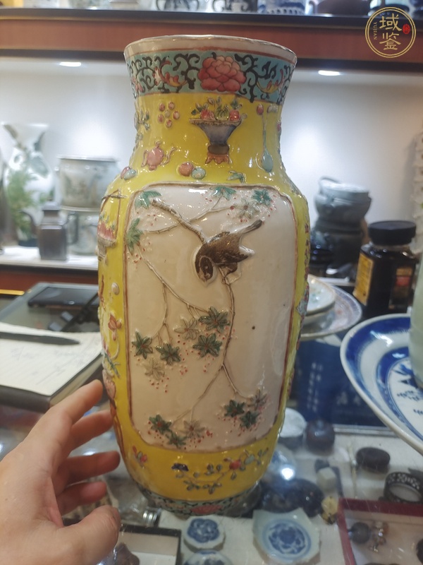 古玩陶瓷清晚期粉彩堆塑花鳥(niǎo)紋瓶真品鑒賞圖