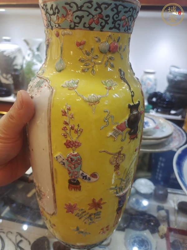 古玩陶瓷清晚期粉彩堆塑花鳥(niǎo)紋瓶真品鑒賞圖