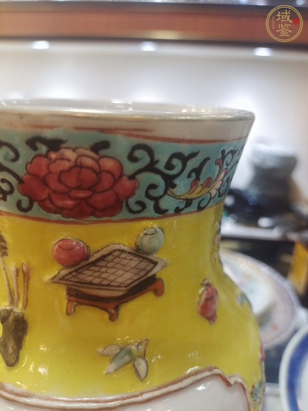 古玩陶瓷清晚期粉彩堆塑花鳥(niǎo)紋瓶真品鑒賞圖