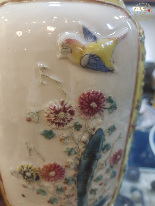 古玩陶瓷清晚期粉彩堆塑花鳥(niǎo)紋瓶真品鑒賞圖