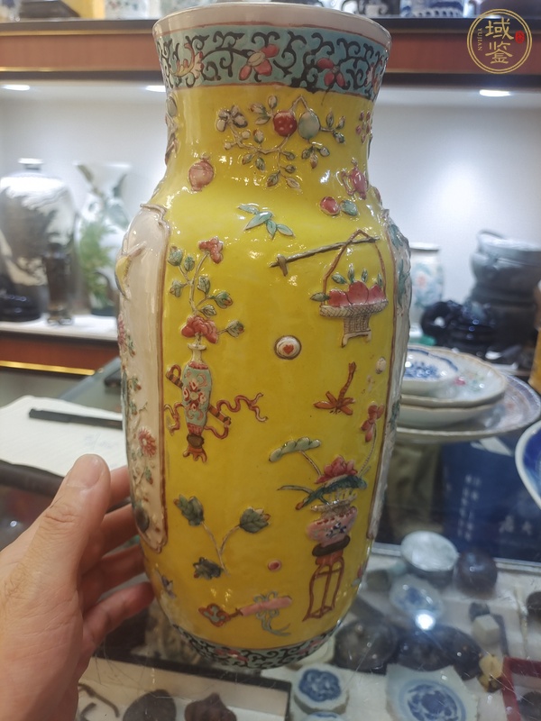 古玩陶瓷清晚期粉彩堆塑花鳥(niǎo)紋瓶真品鑒賞圖