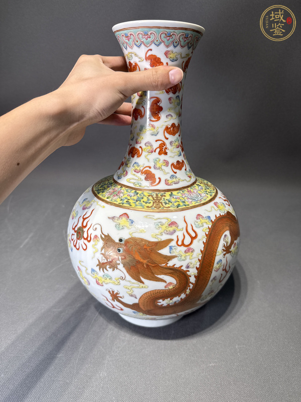 古玩陶瓷民國 粉彩龍鳳紋賞瓶真品鑒賞圖