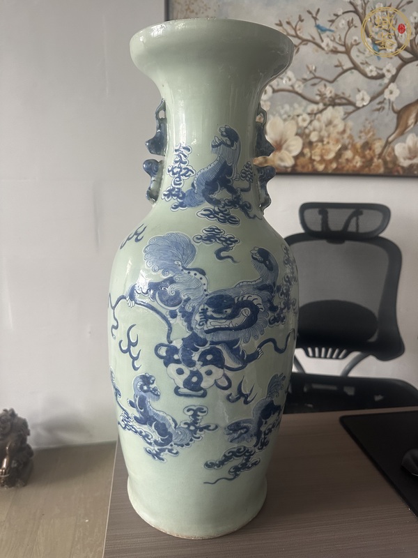 古玩陶瓷豆青釉青花獅紋盤口瓶真品鑒賞圖
