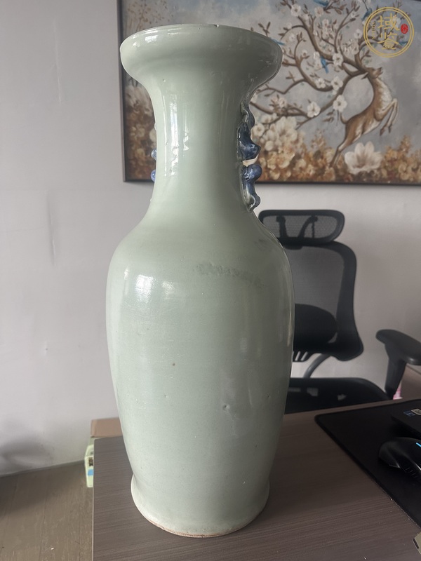古玩陶瓷豆青釉青花獅紋盤口瓶真品鑒賞圖