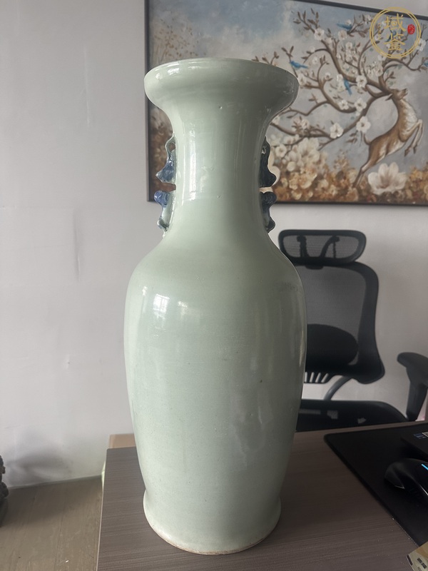 古玩陶瓷豆青釉青花獅紋盤口瓶真品鑒賞圖