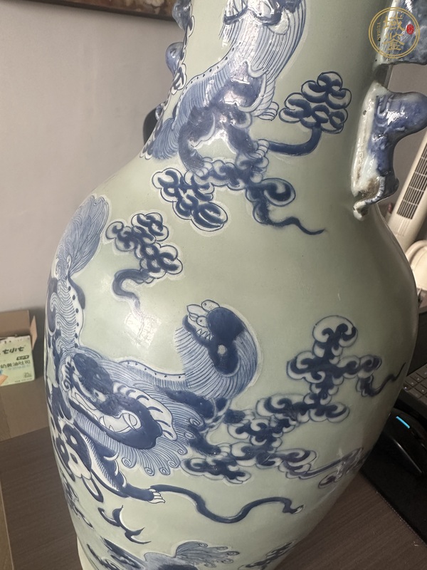 古玩陶瓷豆青釉青花獅紋盤口瓶真品鑒賞圖