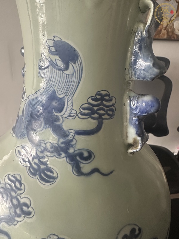 古玩陶瓷豆青釉青花獅紋盤口瓶真品鑒賞圖