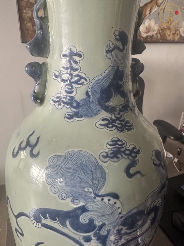 古玩陶瓷豆青釉青花獅紋盤口瓶真品鑒賞圖