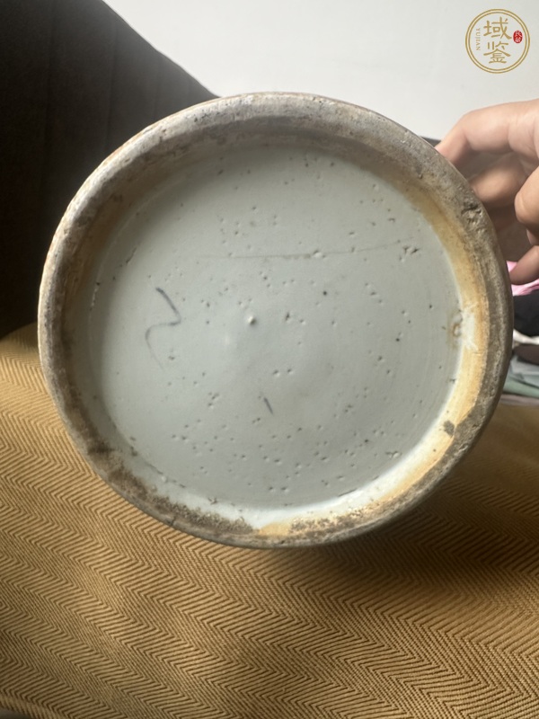 古玩陶瓷豆青釉青花獅紋盤口瓶真品鑒賞圖
