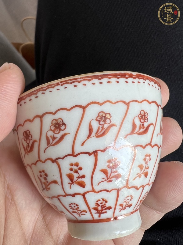 古玩陶瓷礬紅花卉紋杯真品鑒賞圖