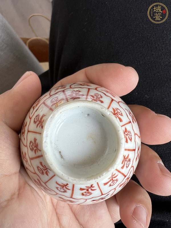 古玩陶瓷礬紅花卉紋杯真品鑒賞圖