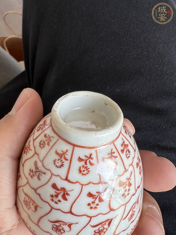 古玩陶瓷礬紅花卉紋杯真品鑒賞圖