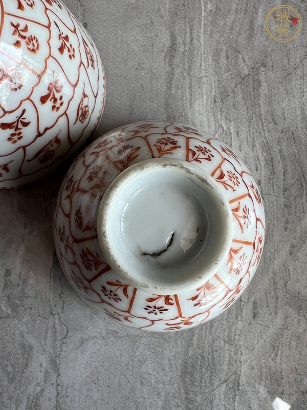 古玩陶瓷礬紅花卉紋杯真品鑒賞圖