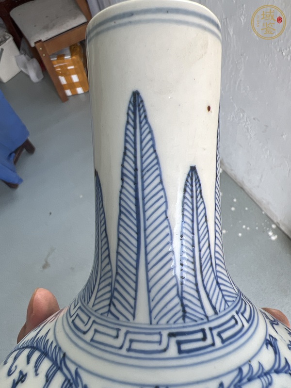 古玩陶瓷青花纏枝花紋天球瓶真品鑒賞圖