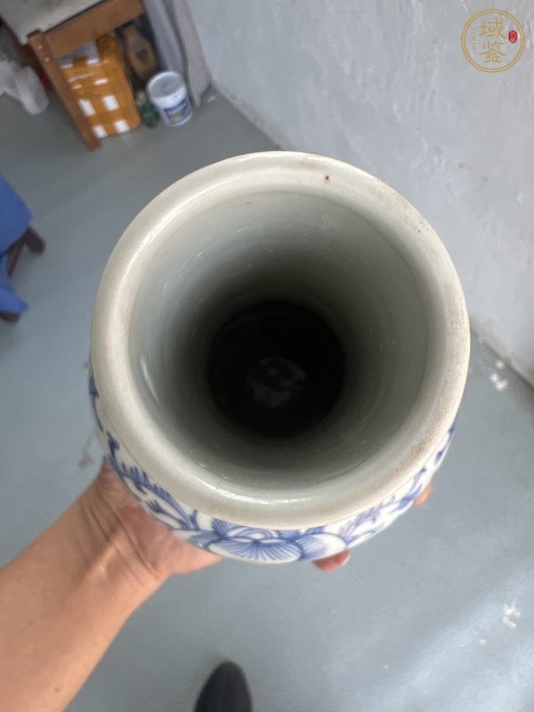 古玩陶瓷青花纏枝花紋天球瓶真品鑒賞圖