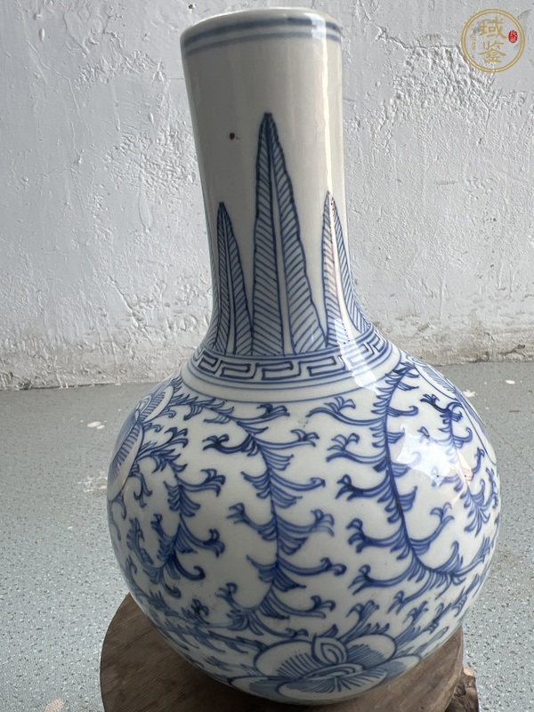 古玩陶瓷青花纏枝花紋天球瓶真品鑒賞圖