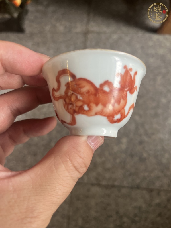 古玩陶瓷礬紅獅紋杯真品鑒賞圖